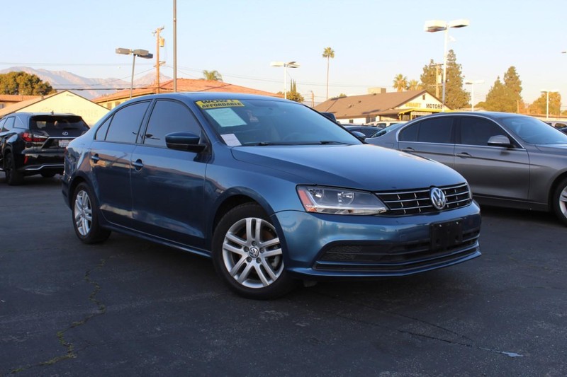 Volkswagen Jetta Vehicle Full-screen Gallery Image 02