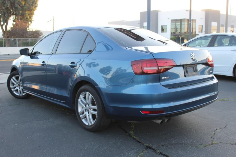 Volkswagen Jetta Vehicle Full-screen Gallery Image 03