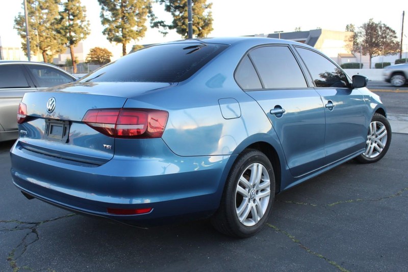 Volkswagen Jetta Vehicle Full-screen Gallery Image 04
