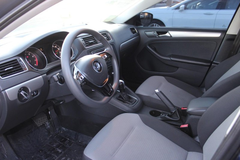 Volkswagen Jetta Vehicle Full-screen Gallery Image 05