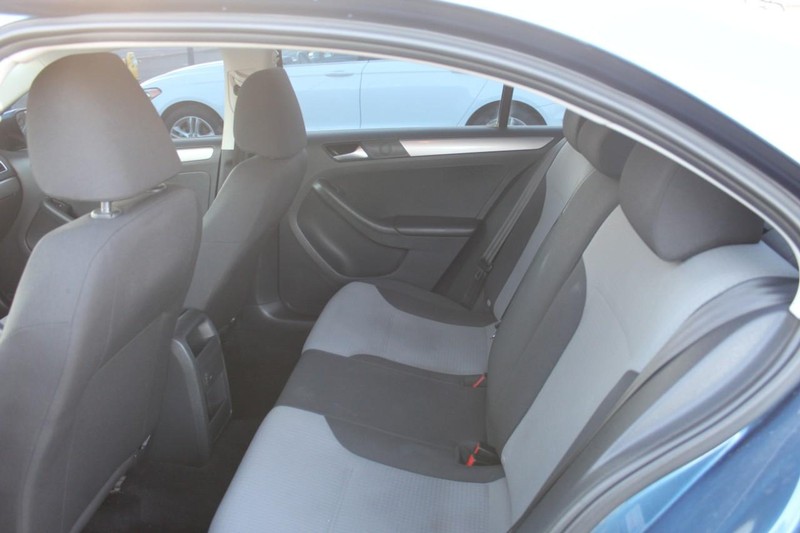 Volkswagen Jetta Vehicle Full-screen Gallery Image 06