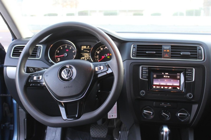 Volkswagen Jetta Vehicle Full-screen Gallery Image 07