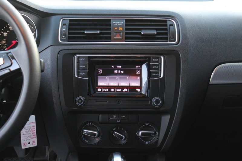 Volkswagen Jetta Vehicle Full-screen Gallery Image 09