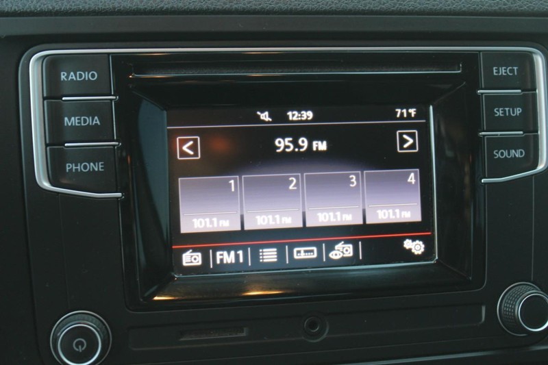 Volkswagen Jetta Vehicle Full-screen Gallery Image 10