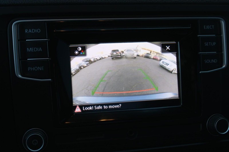 Volkswagen Jetta Vehicle Full-screen Gallery Image 11