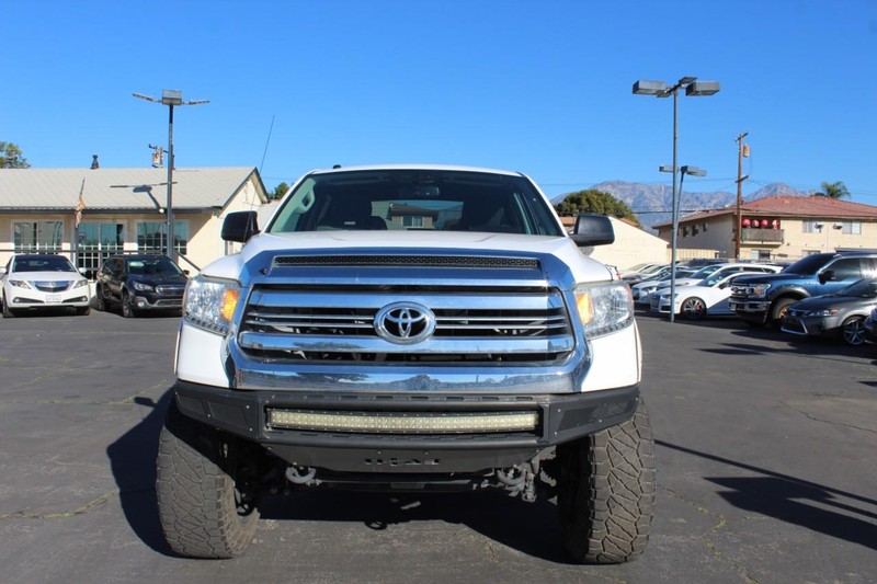 Toyota Tundra 4WD Vehicle Full-screen Gallery Image 03