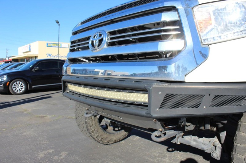 Toyota Tundra 4WD Vehicle Full-screen Gallery Image 04