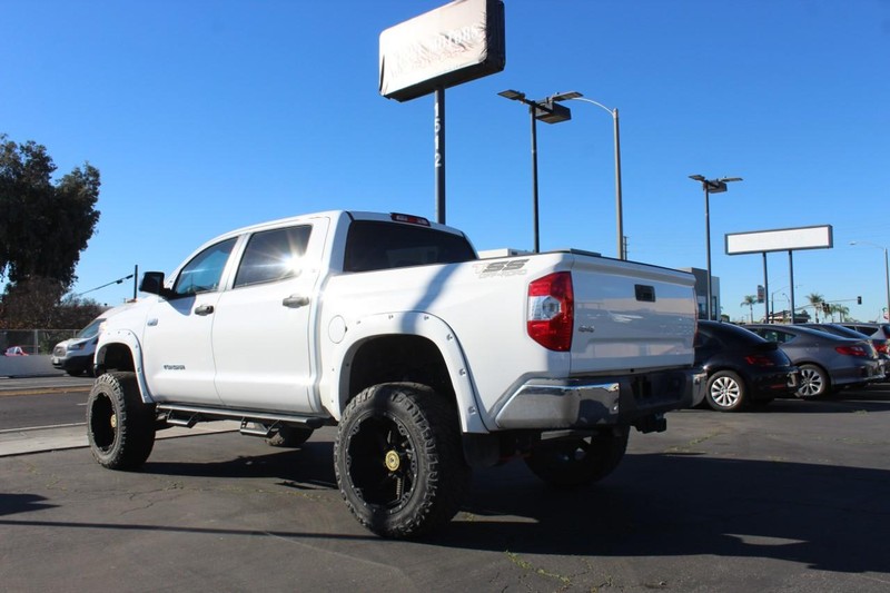 Toyota Tundra 4WD Vehicle Full-screen Gallery Image 06