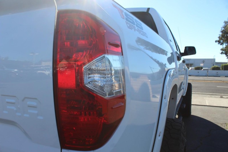 Toyota Tundra 4WD Vehicle Full-screen Gallery Image 09