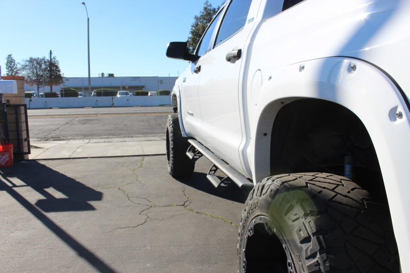 Toyota Tundra 4WD Vehicle Full-screen Gallery Image 11