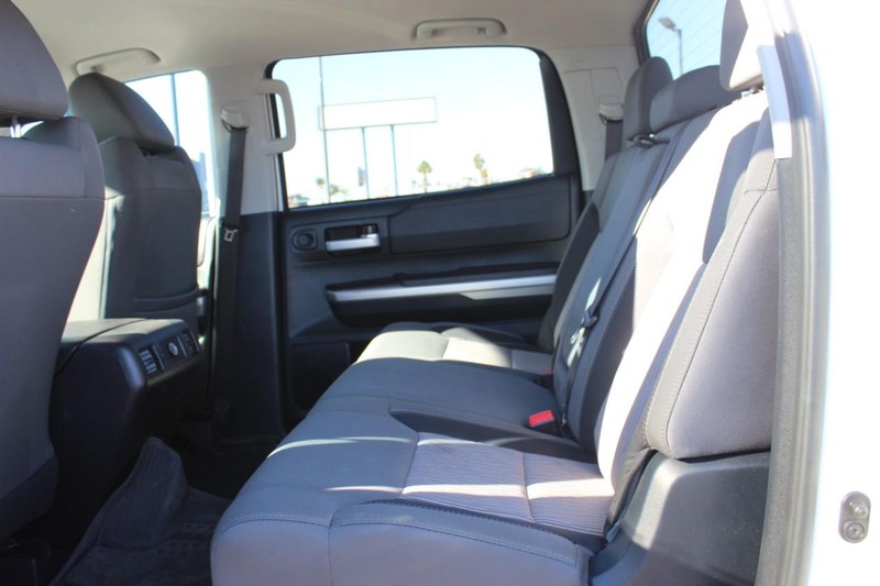 Toyota Tundra 4WD Vehicle Full-screen Gallery Image 16