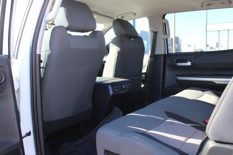 Toyota Tundra 4WD Vehicle Full-screen Gallery Image 17