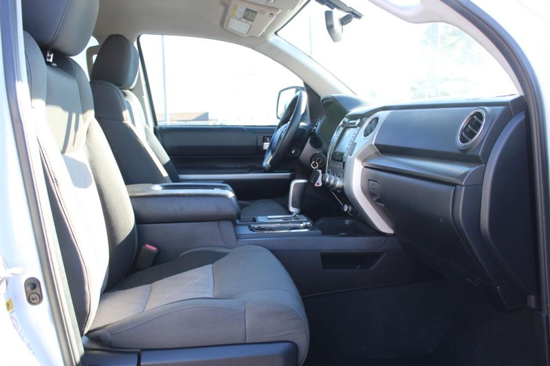 Toyota Tundra 4WD Vehicle Full-screen Gallery Image 19