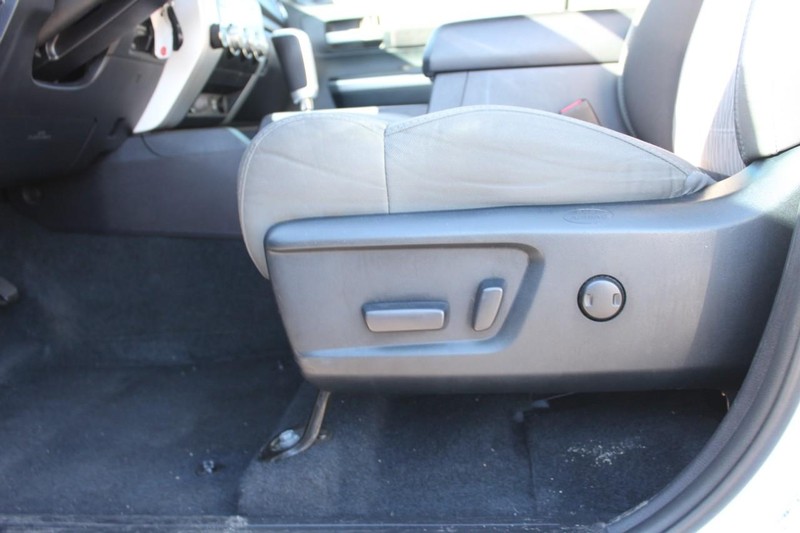 Toyota Tundra 4WD Vehicle Full-screen Gallery Image 20