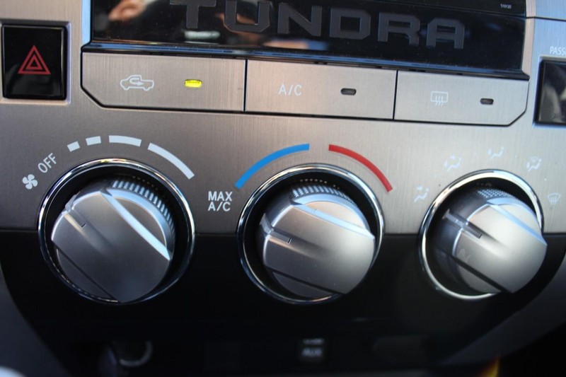 Toyota Tundra 4WD Vehicle Full-screen Gallery Image 35