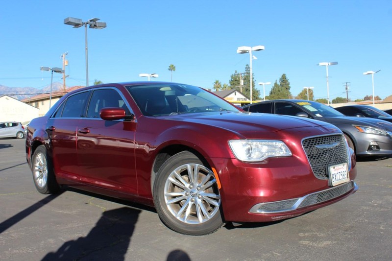 Chrysler 300 Vehicle Full-screen Gallery Image 02