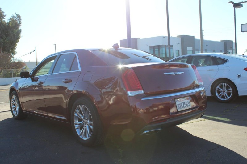 Chrysler 300 Vehicle Full-screen Gallery Image 03