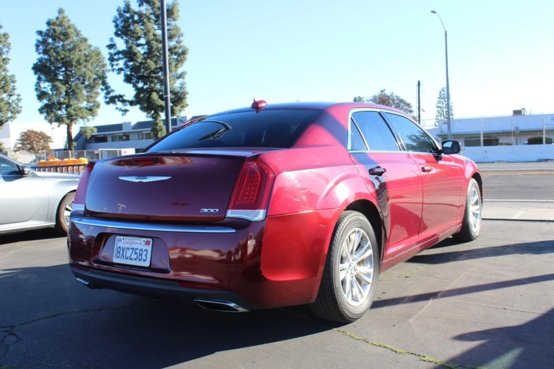Chrysler 300 Vehicle Full-screen Gallery Image 04