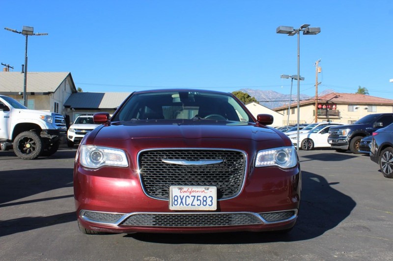 Chrysler 300 Vehicle Full-screen Gallery Image 05