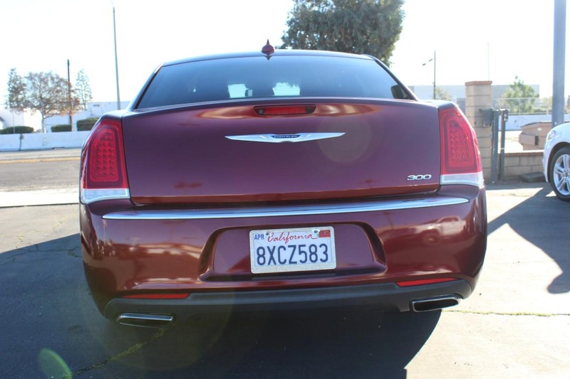Chrysler 300 Vehicle Full-screen Gallery Image 06