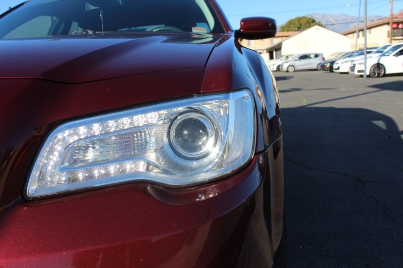 Chrysler 300 Vehicle Full-screen Gallery Image 07