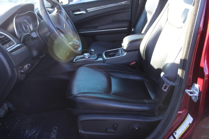 Chrysler 300 Vehicle Full-screen Gallery Image 08