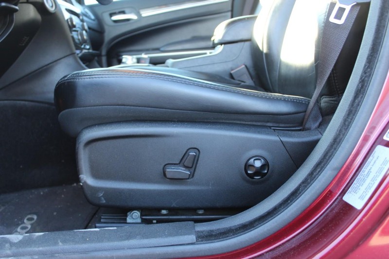 Chrysler 300 Vehicle Full-screen Gallery Image 09