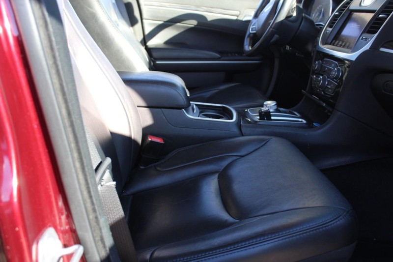 Chrysler 300 Vehicle Full-screen Gallery Image 10