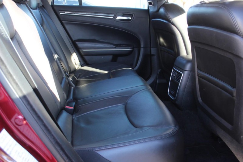 Chrysler 300 Vehicle Full-screen Gallery Image 11