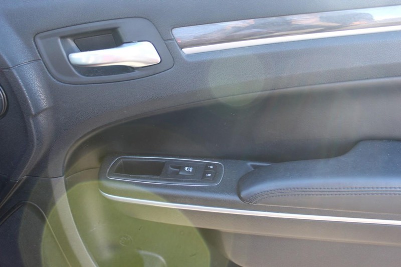 Chrysler 300 Vehicle Full-screen Gallery Image 12