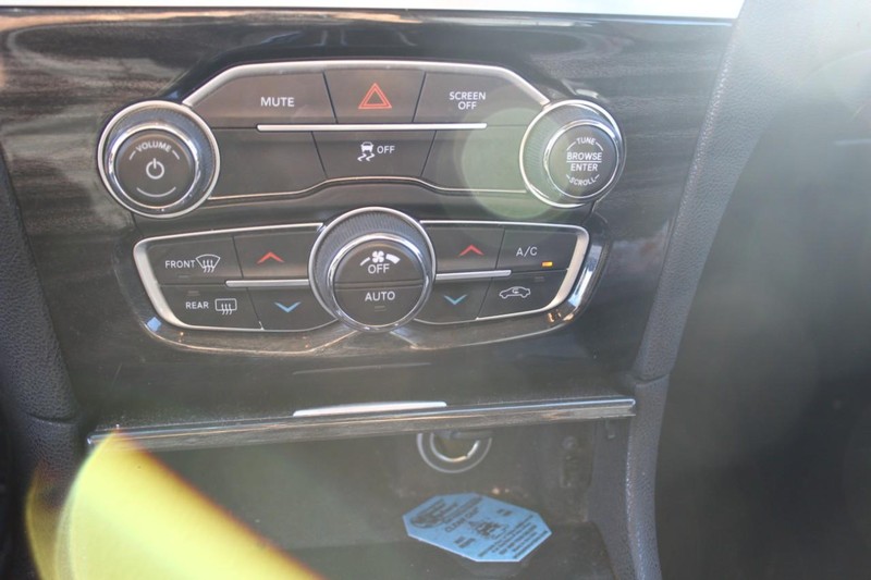 Chrysler 300 Vehicle Full-screen Gallery Image 14