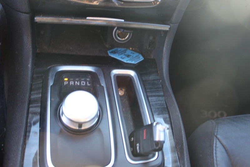 Chrysler 300 Vehicle Full-screen Gallery Image 15