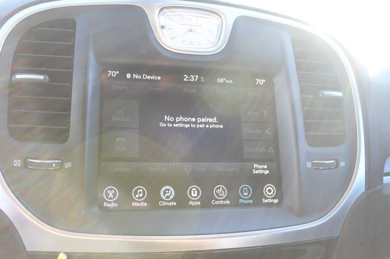 Chrysler 300 Vehicle Full-screen Gallery Image 16