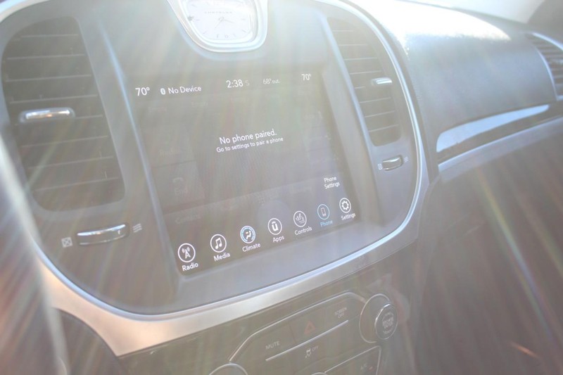 Chrysler 300 Vehicle Full-screen Gallery Image 18