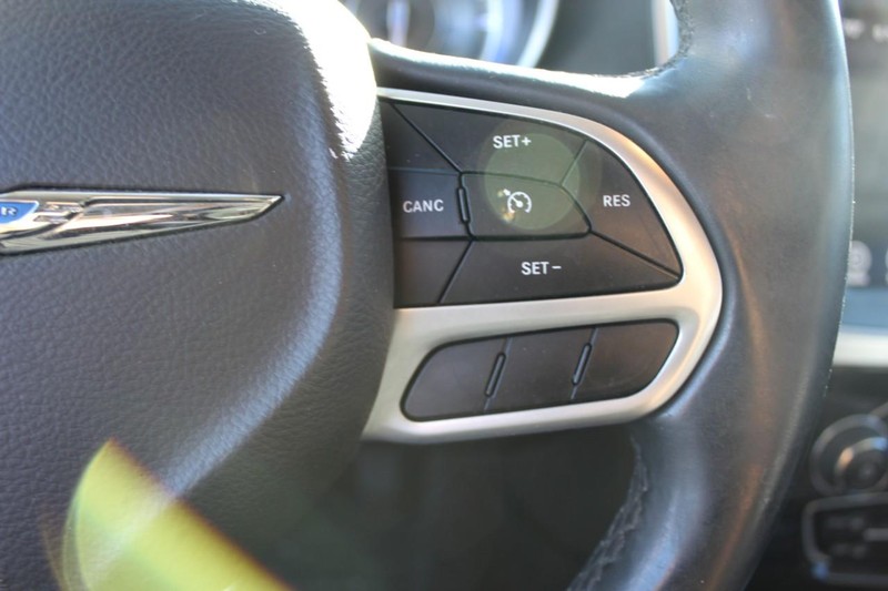 Chrysler 300 Vehicle Full-screen Gallery Image 20