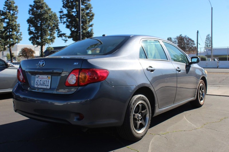 Toyota Corolla Vehicle Full-screen Gallery Image 03