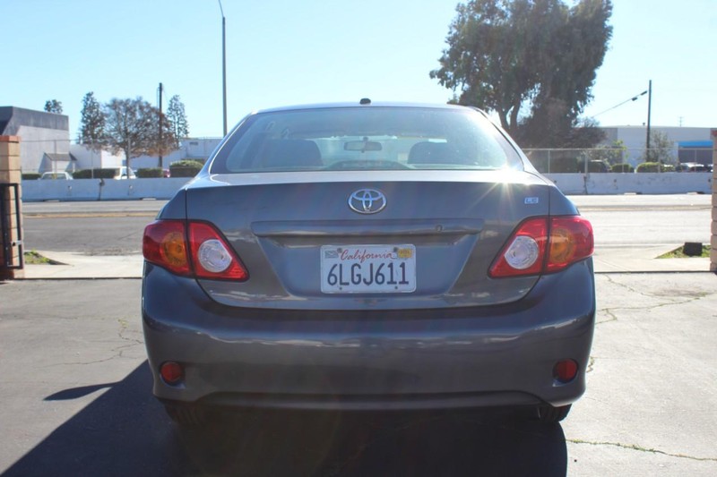 Toyota Corolla Vehicle Full-screen Gallery Image 06