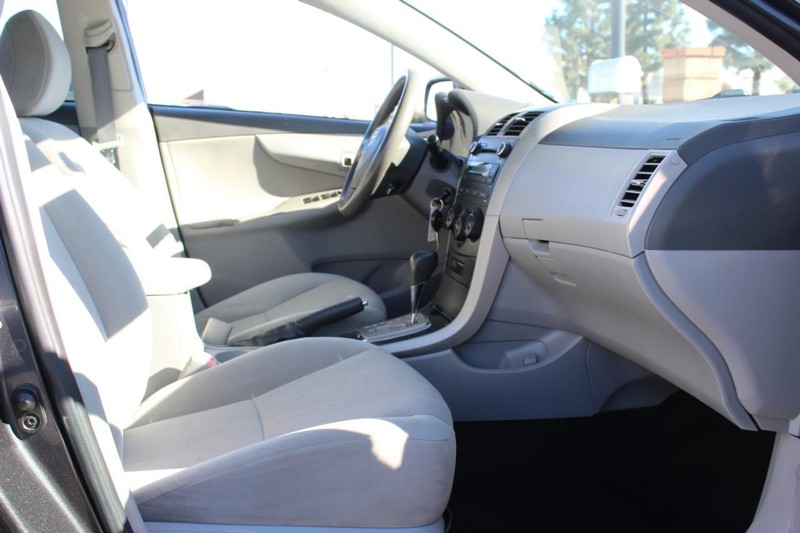 Toyota Corolla Vehicle Full-screen Gallery Image 08