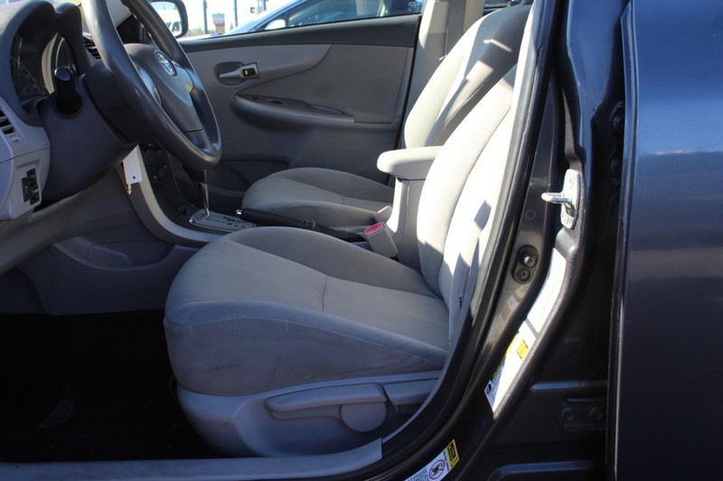 Toyota Corolla Vehicle Full-screen Gallery Image 09