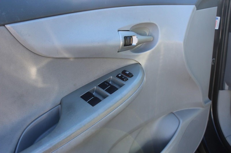 Toyota Corolla Vehicle Full-screen Gallery Image 10