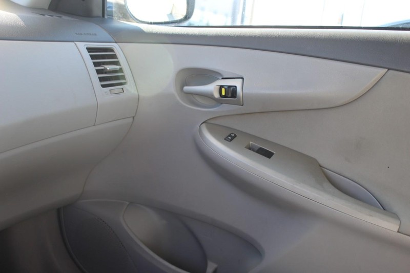 Toyota Corolla Vehicle Full-screen Gallery Image 11