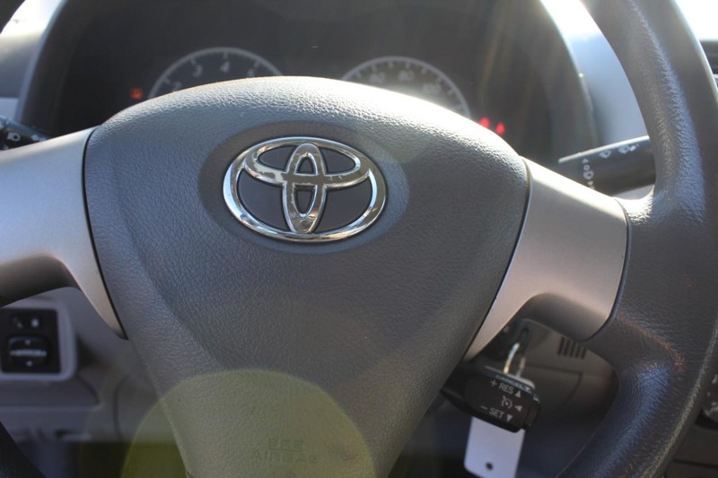 Toyota Corolla Vehicle Full-screen Gallery Image 13