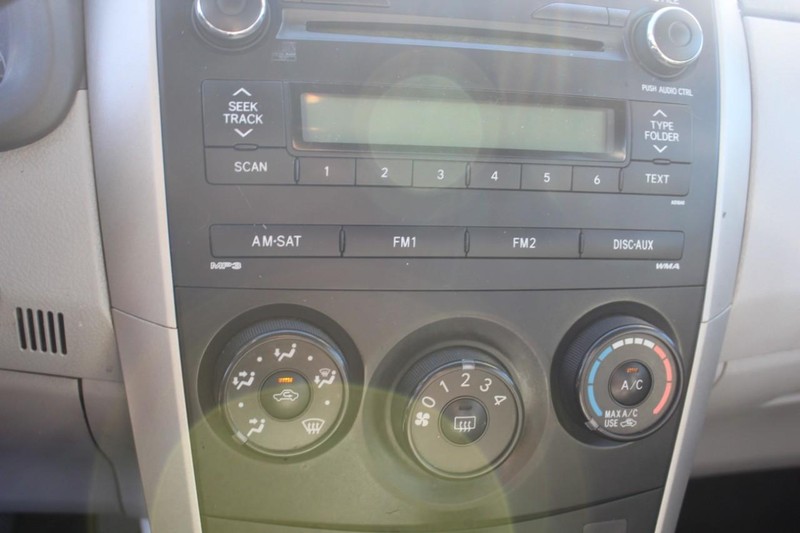 Toyota Corolla Vehicle Full-screen Gallery Image 15