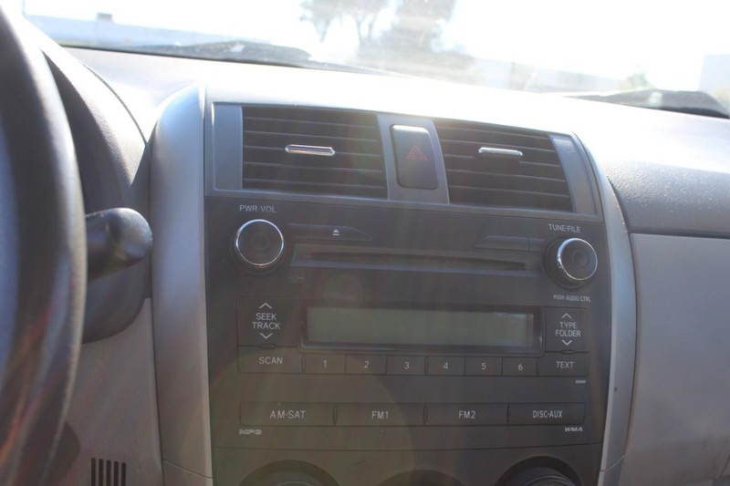 Toyota Corolla Vehicle Full-screen Gallery Image 16