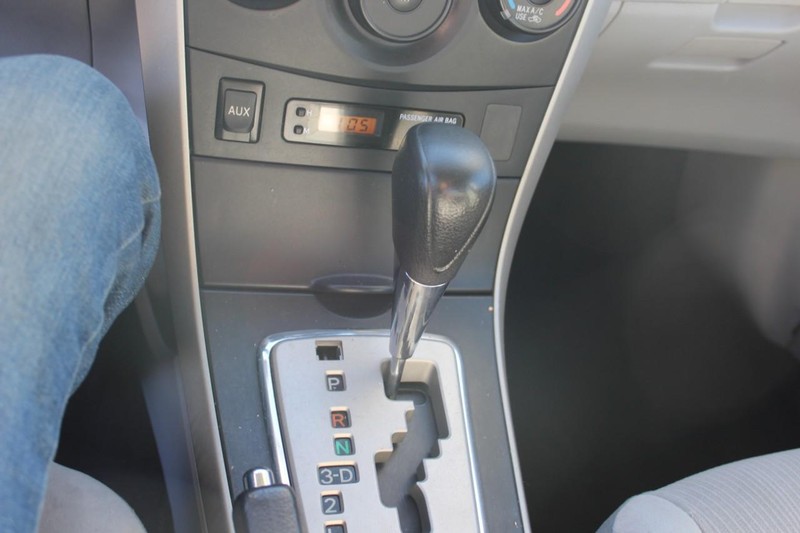 Toyota Corolla Vehicle Full-screen Gallery Image 17