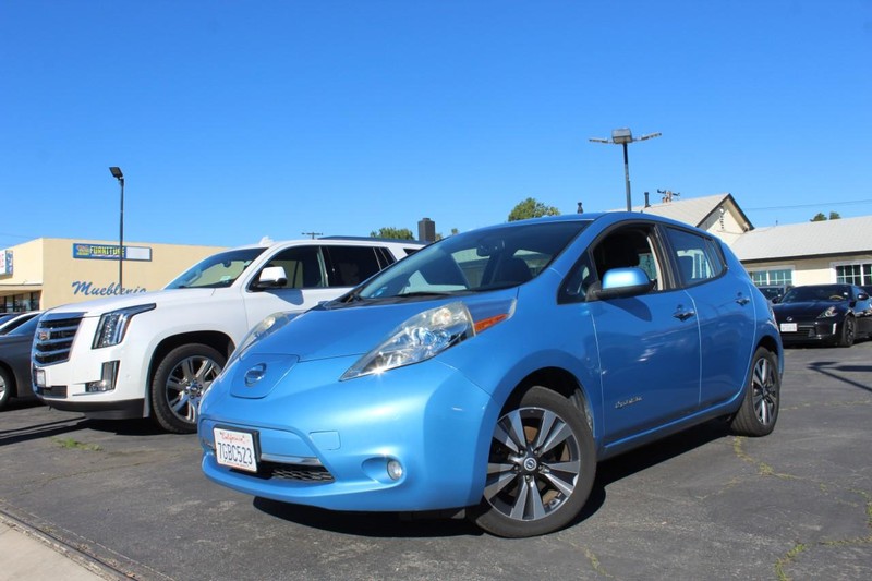 Nissan LEAF Vehicle Full-screen Gallery Image 01