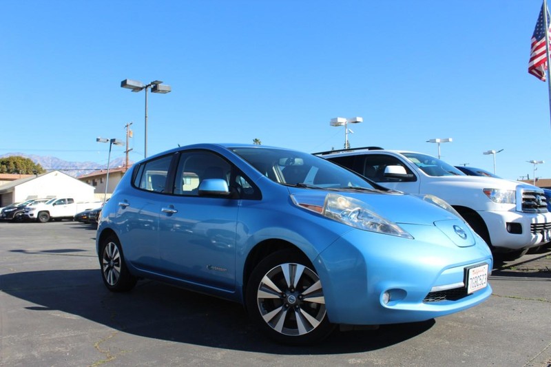 Nissan LEAF Vehicle Full-screen Gallery Image 02