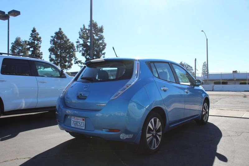 Nissan LEAF Vehicle Full-screen Gallery Image 03