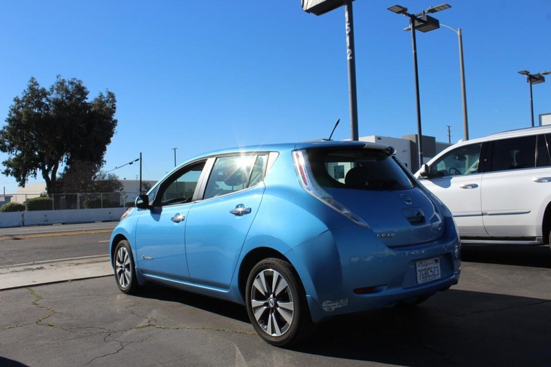 Nissan LEAF Vehicle Full-screen Gallery Image 04