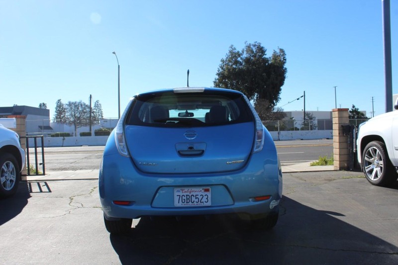 Nissan LEAF Vehicle Full-screen Gallery Image 06